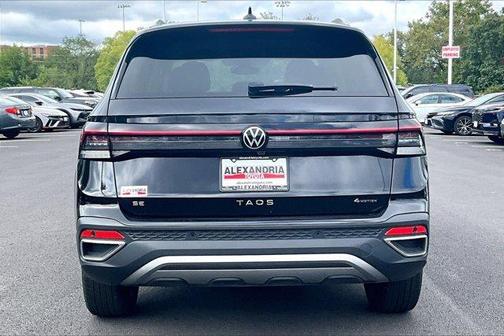Deep Black Pearl Effect 2025 Volkswagen Taos 1.5T SE