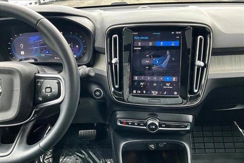 2023 Volvo XC40 B5 Plus Bright Theme