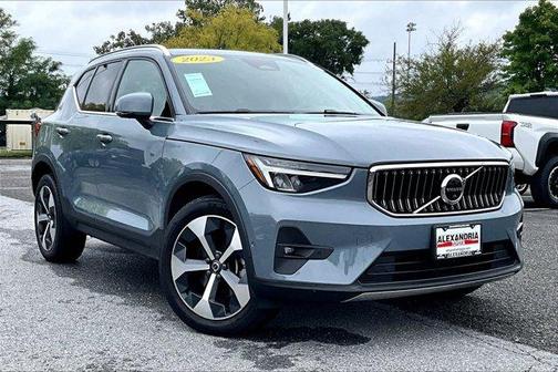 2023 Volvo XC40 B5 Plus Bright Theme
