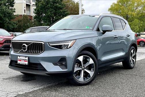 2023 Volvo XC40 B5 Plus Bright Theme