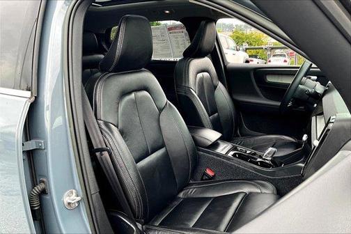 2023 Volvo XC40 B5 Plus Bright Theme