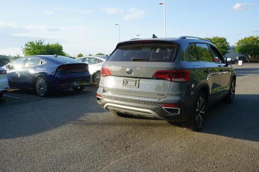 Pure Gray 2023 Volkswagen Taos 1.5T SE