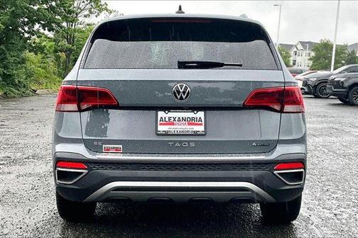 Pure Gray 2023 Volkswagen Taos 1.5T SE