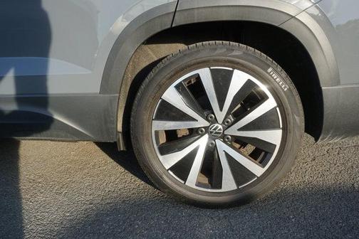 Pure Gray 2023 Volkswagen Taos 1.5T SE