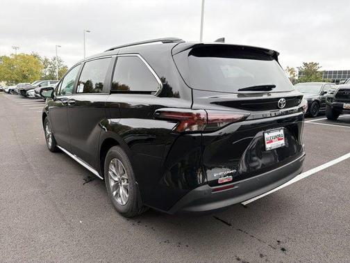 Midnight Black Metallic 2026 Toyota Sienna XLE