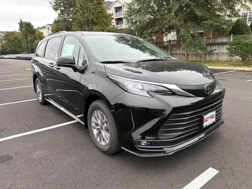 Midnight Black Metallic 2026 Toyota Sienna XLE