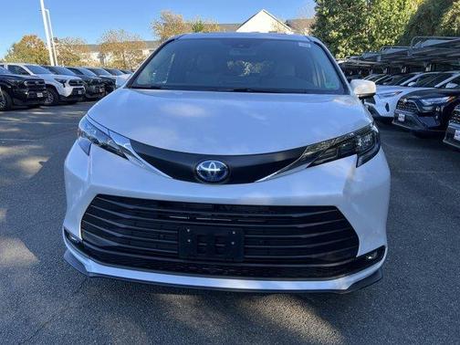 2025 Toyota Sienna XLE
