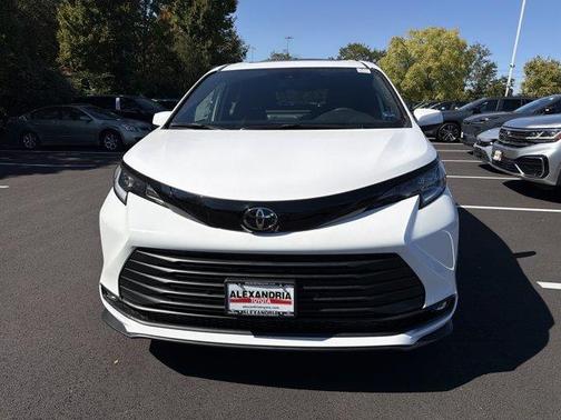 Ice 2026 Toyota Sienna Woodland Edition