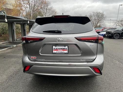 2026 Toyota Highlander Hybrid Platinum