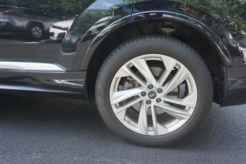 Mythos Black Metallic 2022 Audi Q7 55 Premium Plus