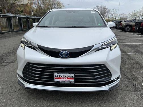 2025 Toyota Sienna Platinum 7 Passenger