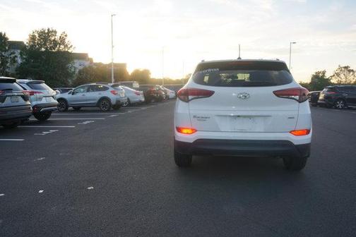 Dazzling White 2017 Hyundai TUCSON SE