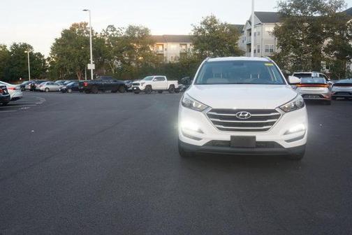 Dazzling White 2017 Hyundai TUCSON SE