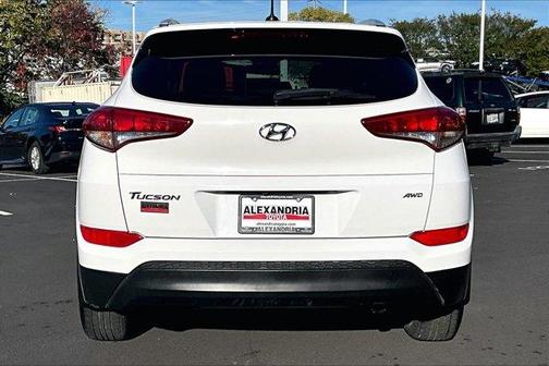 Dazzling White 2017 Hyundai TUCSON SE