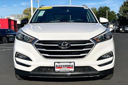 Dazzling White 2017 Hyundai TUCSON SE