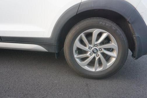 Dazzling White 2017 Hyundai TUCSON SE