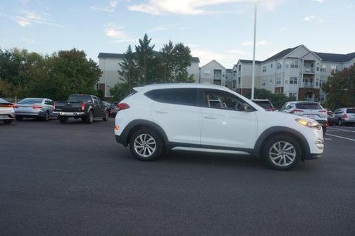 Dazzling White 2017 Hyundai TUCSON SE