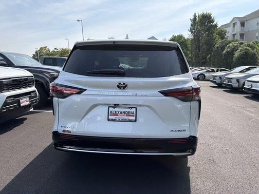 Wind Chill Pearl 2026 Toyota Sienna Platinum 7 Passenger
