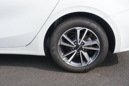 Snow White Pearl 2023 Kia Forte LXS