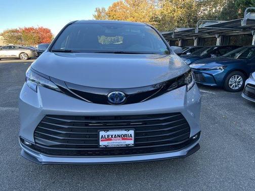 2025 Toyota Sienna Woodland Edition