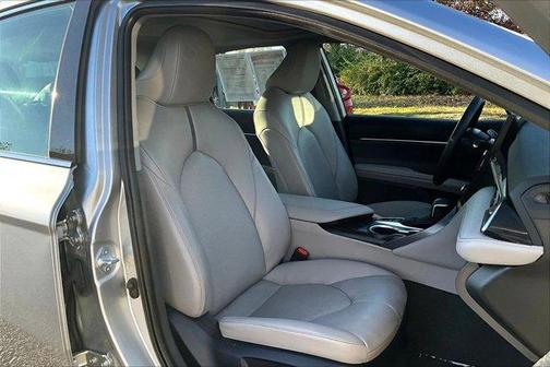 2022 Toyota Camry Hybrid XLE