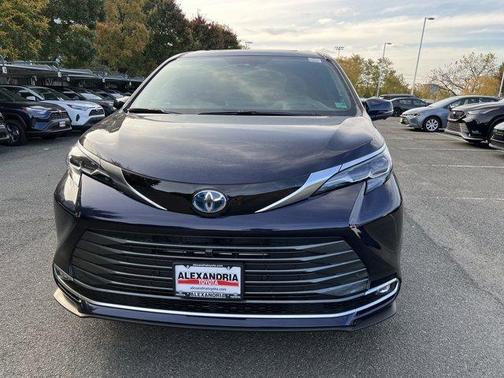 2025 Toyota Sienna Platinum 7 Passenger