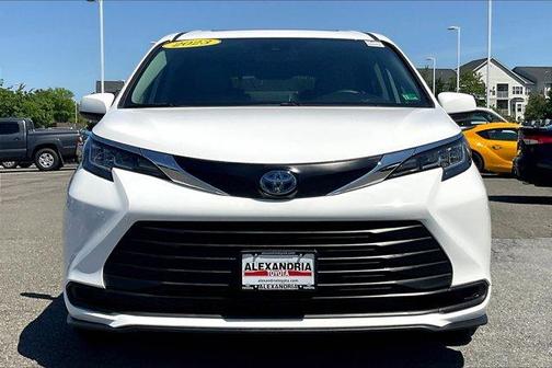 2023 Toyota Sienna LE