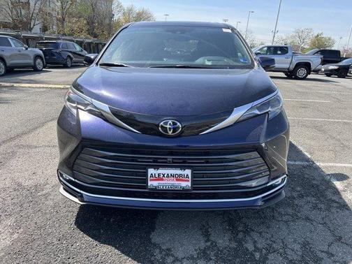 Platinum 2026 Toyota Sienna Platinum 7 Passenger