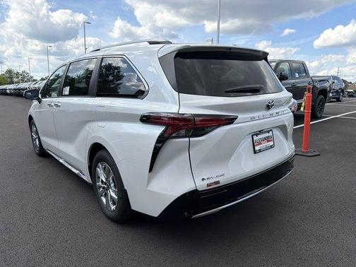 Wind Chill Pearl 2026 Toyota Sienna Limited