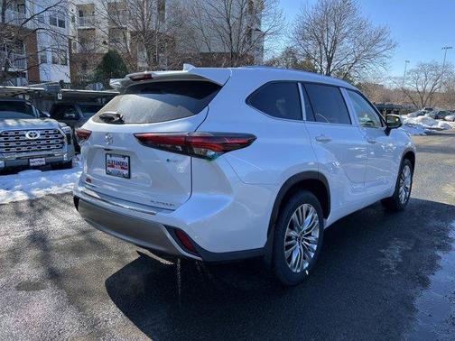 2026 Toyota Highlander Hybrid Platinum