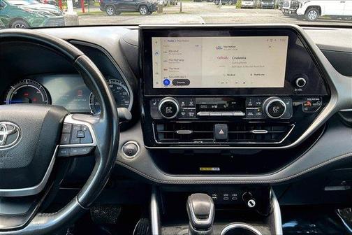 2023 Toyota Highlander Hybrid Bronze Edition