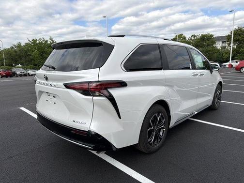 Wind Chill Pearl 2026 Toyota Sienna Platinum 7 Passenger