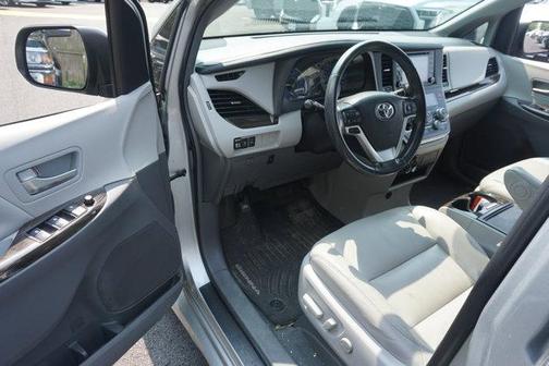 2019 Toyota Sienna XLE