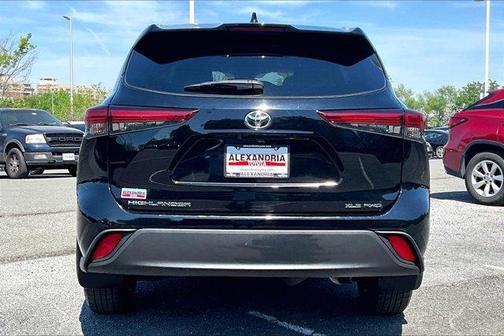 Black 2021 Toyota Highlander XLE