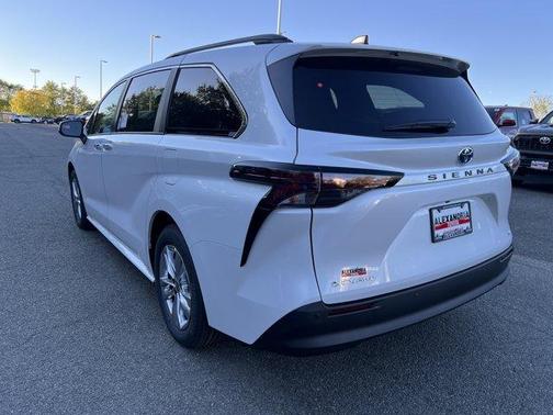 2025 Toyota Sienna XLE