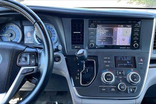 01 2018 Toyota Sienna XLE Premium