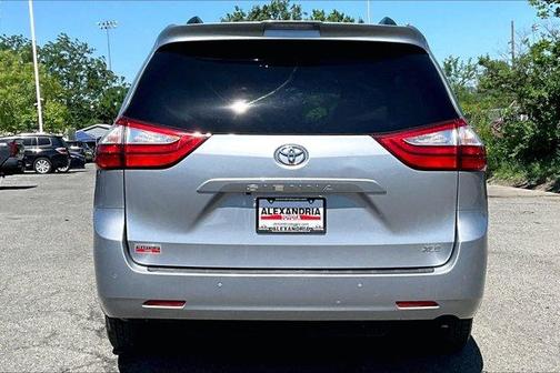 01 2018 Toyota Sienna XLE Premium