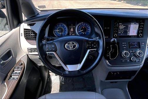 01 2018 Toyota Sienna XLE Premium