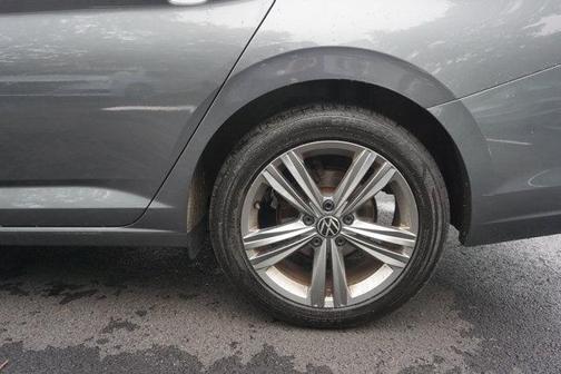 Platinum Gray Metallic 2024 Volkswagen Jetta 1.5T SE