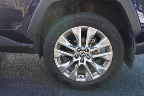 08X8 2025 Toyota RAV4 XLE Premium
