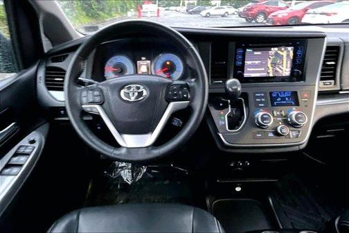 01 2017 Toyota Sienna SE
