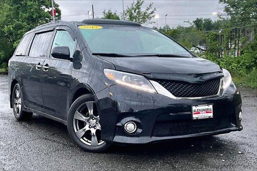01 2017 Toyota Sienna SE