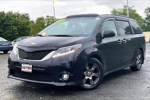 01 2017 Toyota Sienna SE