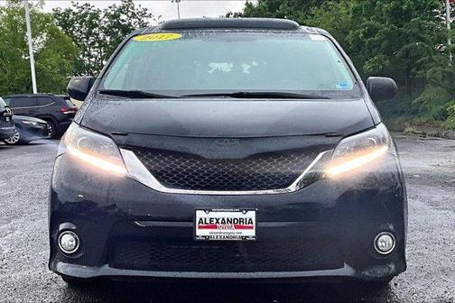 01 2017 Toyota Sienna SE