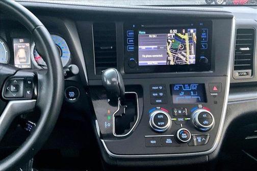 01 2017 Toyota Sienna SE