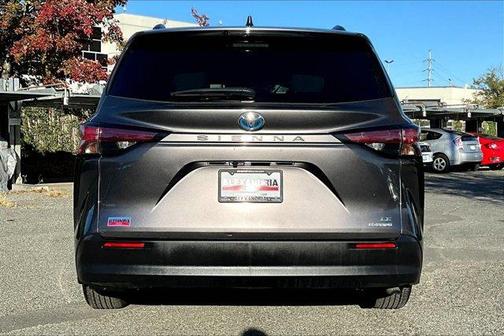 2022 Toyota Sienna LE