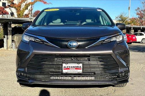 2022 Toyota Sienna LE