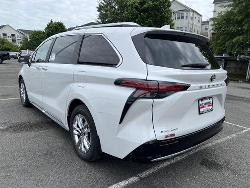 Wind Chill Pearl 2026 Toyota Sienna Limited