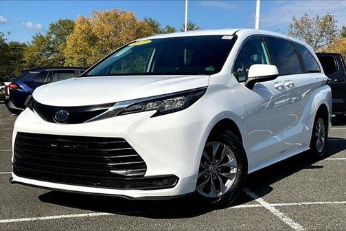 2022 Toyota Sienna LE
