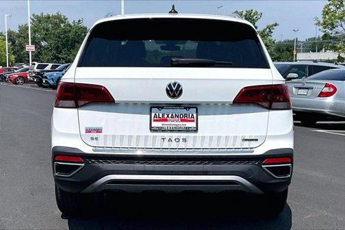 Pure White 2023 Volkswagen Taos 1.5T SE